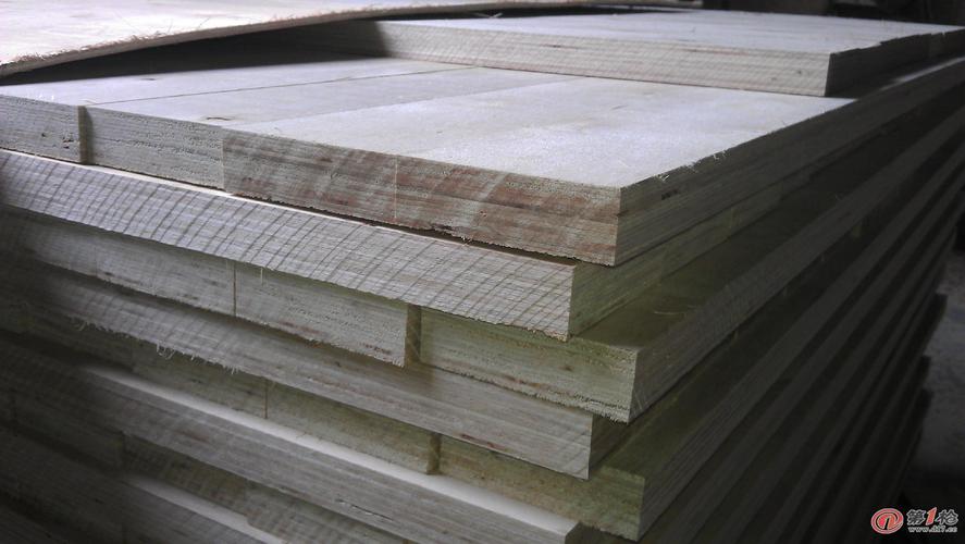 我厂全部采用整面整芯加工多层木地板基材,产品具有密度高,板面平整